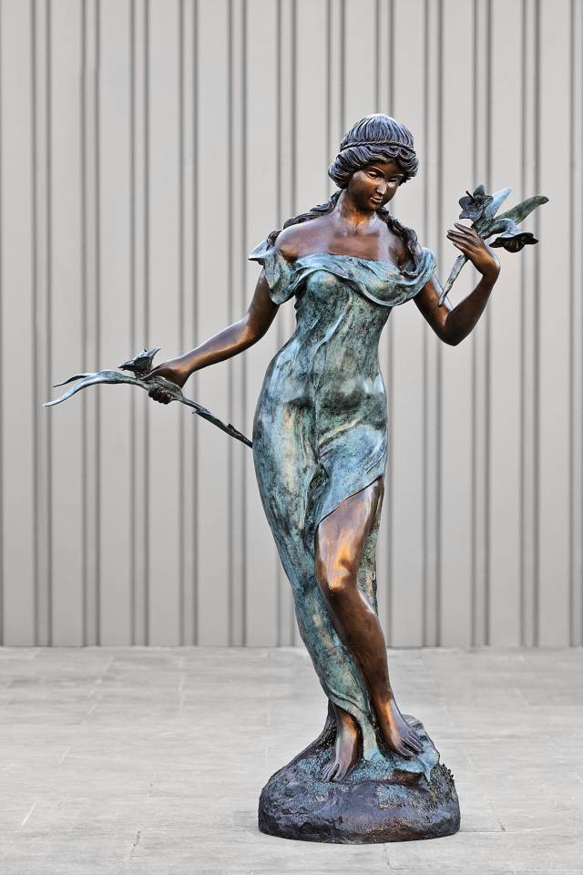 Bronzen beeld - vrouw met bloemen